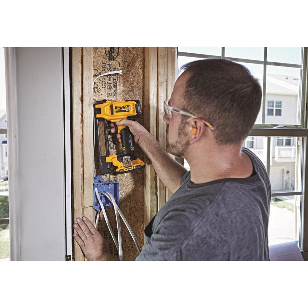 DEWALT 20V MAX* Stapler Kit for Cables (DCN701D1)