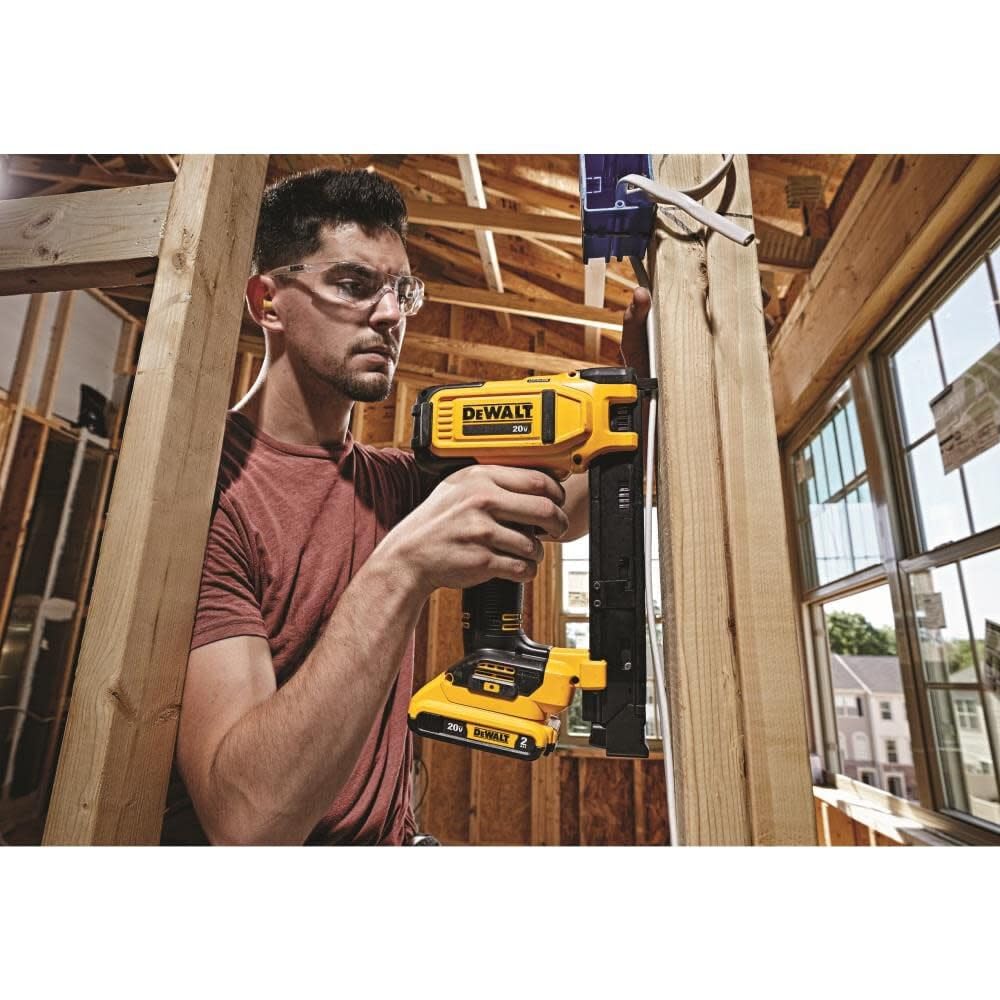 DEWALT 20V MAX* Stapler Kit for Cables (DCN701D1)