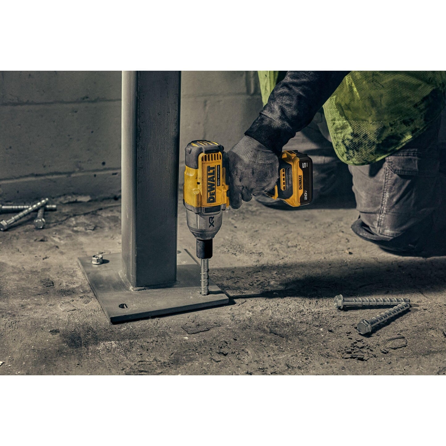 DEWALT 20V MAX Cordless Impact Wrench Kit, 20V MAX, 1/2" Hog Ring With 4-Mode Speed, Includes Battery, Charger and Kit Bag (DCF900P1)